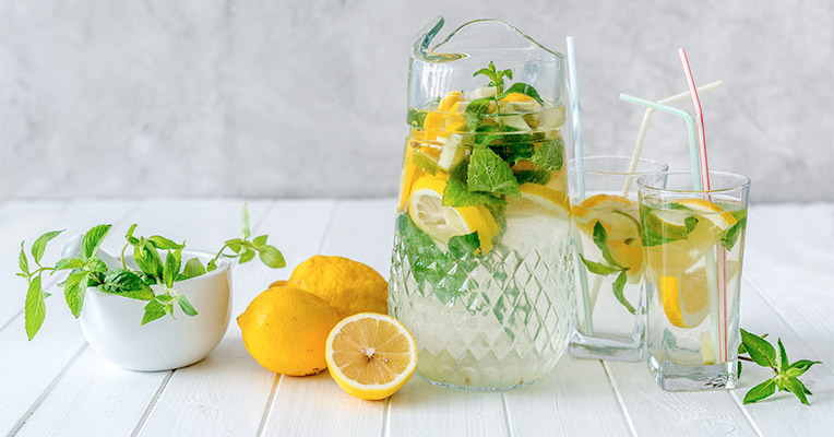 Кувшин воды с лимоном и мятой
