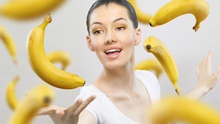 Девушка жонглирует бананами