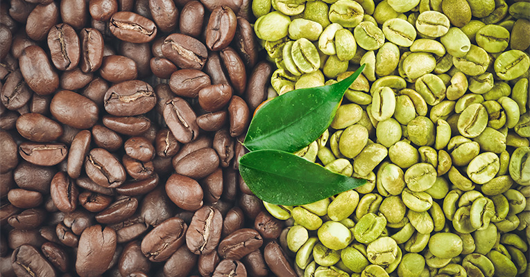 Зерна зеленого и коричневого кофе