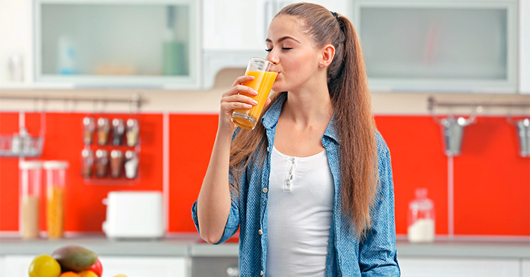 Девушка пьет манговый сок