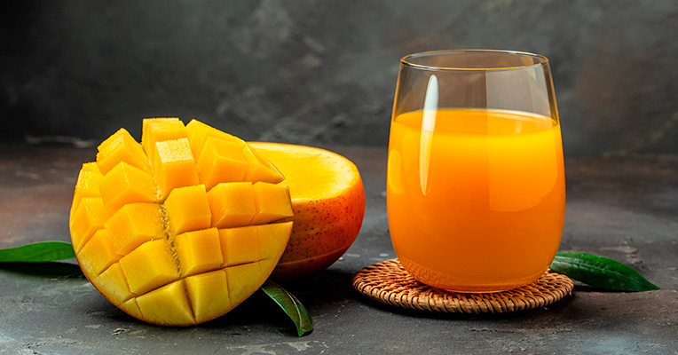 Стакан мангового сока