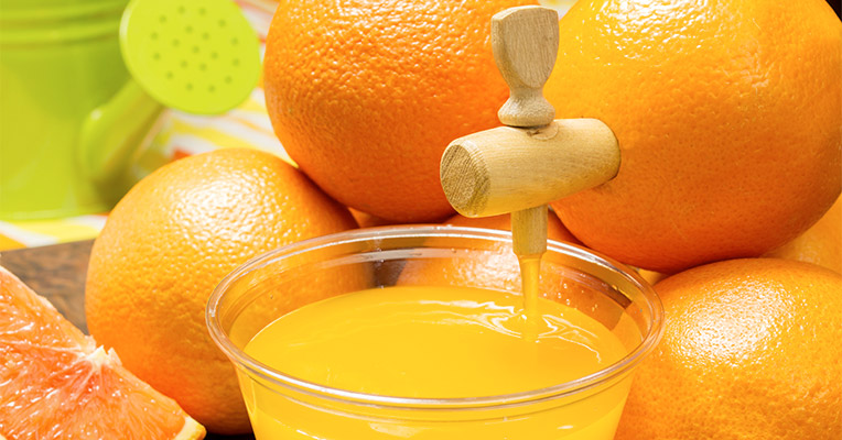 Отжим сока из апельсин
