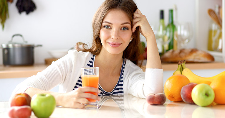 Женщина пьет свежий персиковый сок