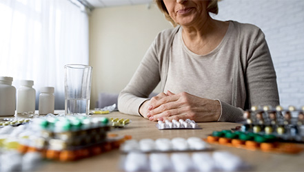 Пожилая женщина-ипохондрик принимает множество лекарств