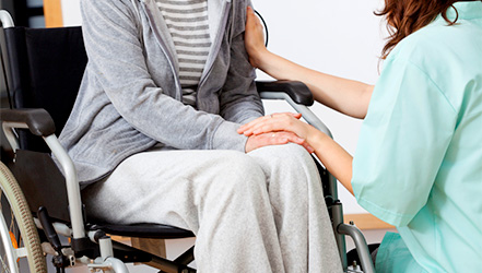 Медсестра помогает парализованному пациенту