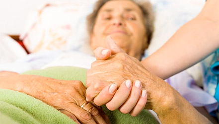 Медсестра помогает пожилой женщине