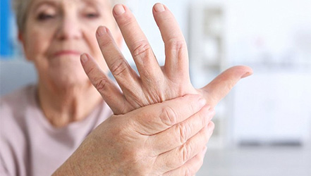 Пожилая женщина с ревматизмом руки