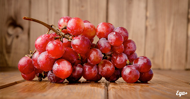 Гроздь красного винограда