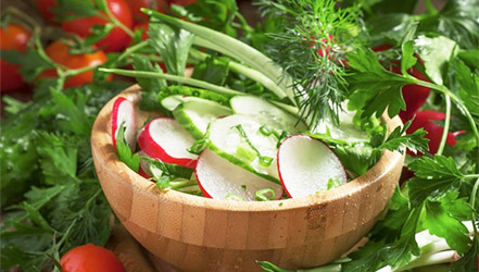 Укроп в салате из свежих овощей