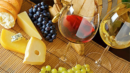 Виноград с вином и сыром