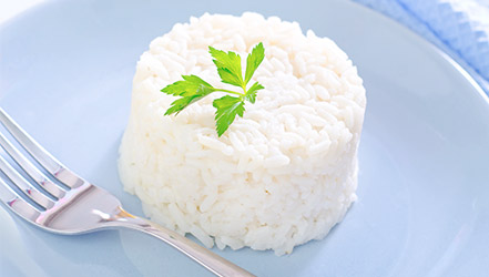 Вареный белый рис в тарелке