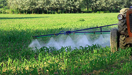 Обработка поля пестицидами с бромом