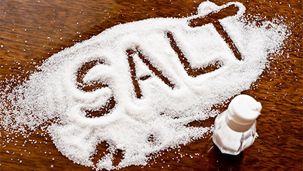 Белая соль на столе