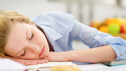 Уставшая девушка спит на кухне из-за кето гриппа