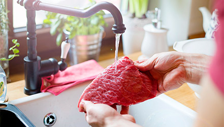 Мытье мяса перед готовкой